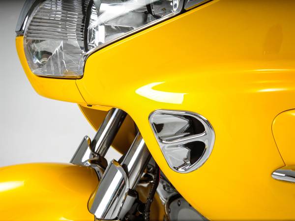 SHOW CHROME (NEW) - FAIRING AIR INTAKE ACCENTS CHROME - Image 1