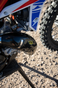 PIPE  GUARD  CARBON  FIBER BETA XTRAINER W/FMF